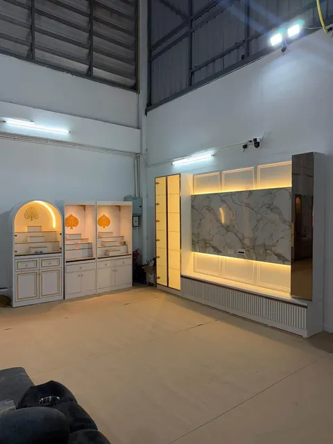 ตู้พระและชุดวางทีวีในโชว์รูม – ผลงาน GM Furniture
