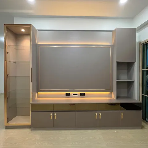 ชุดวางทีวีสีเทา ตู้กระจกและไฟซ่อน – ผลงาน GM Furniture