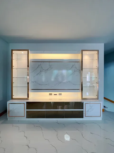 ชุดวางทีวีสีขาว ตู้กระจกสองฝั่ง – ผลงาน GM Furniture