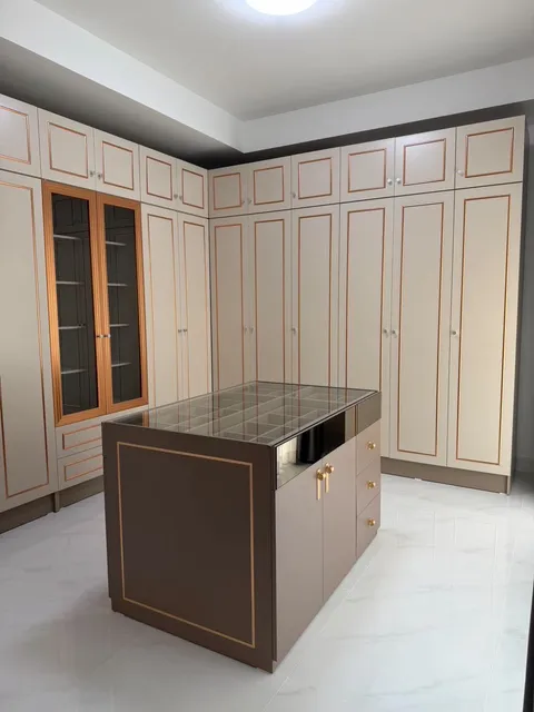 ห้องแต่งตัว Walk-in พร้อมตู้ไอส์แลนด์ – ผลงาน GM Furniture